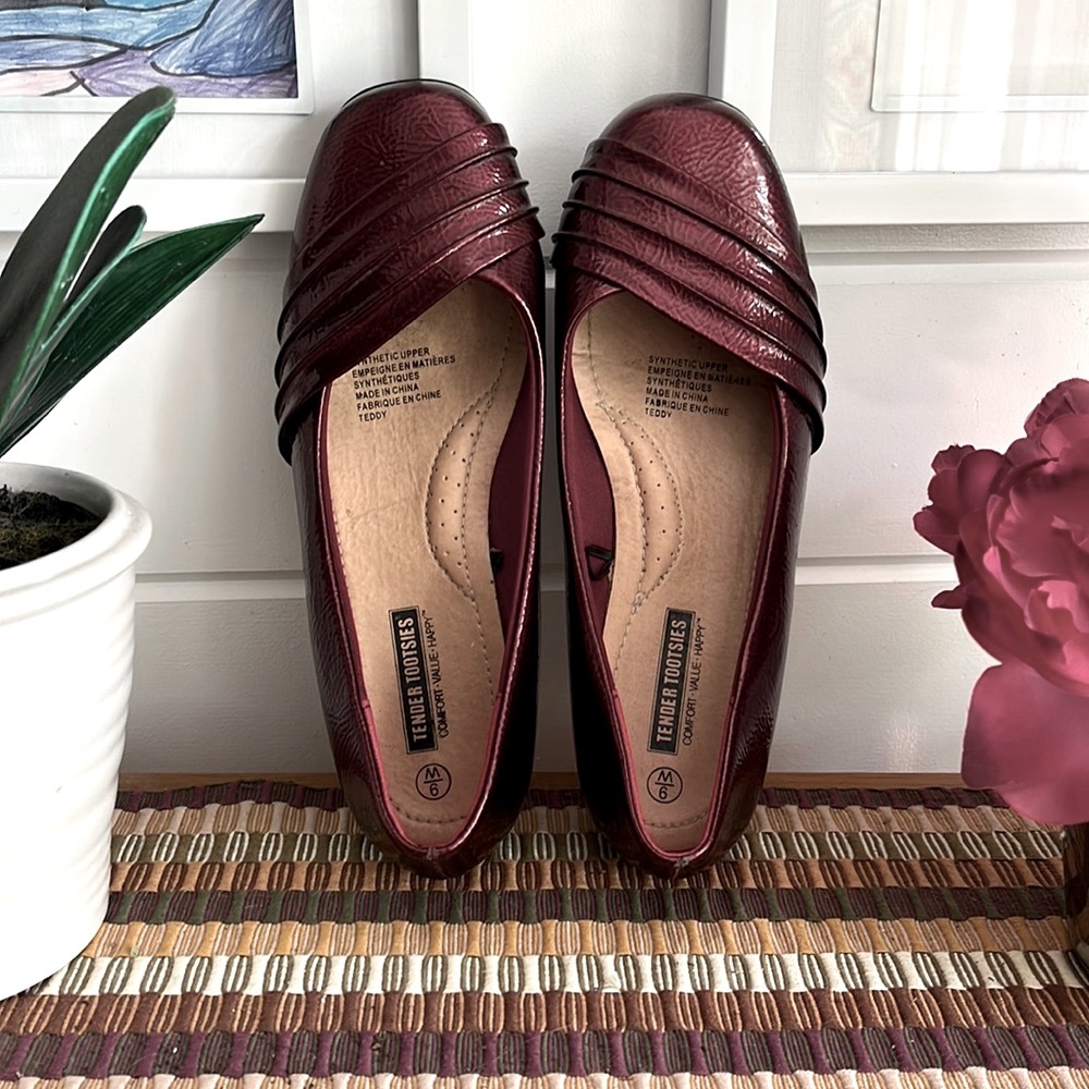 Tender Tootsie Size 9 Burgundy loafer, good used condition